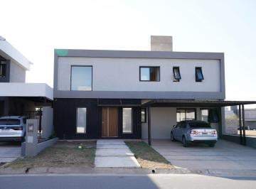 Casa · 220m² · 6 Ambientes · 2 Cocheras · Venta de Casa en Docta. 4 Dorm.. con Pileta.