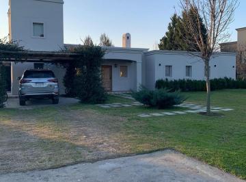 Casa · 220m² · 7 Ambientes · 2 Cocheras · Casa 3 Dorm. en Venta en Estancias Golf