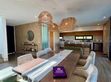Casa · 211m² · 6 Ambientes · 2 Cocheras · Casa en Venta en Terralagos - Canning
