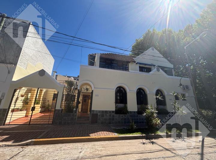 Casa · 200m² · 6 Ambientes · 1 Cochera