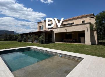 Casa · 3400m² · 4 Ambientes · Casa en Chacras Santa María