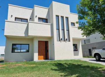 Casa · 252m² · 5 Ambientes · 4 Cocheras · Excelente Casa en Venta en Barrio Cerrado Puertos del Lago