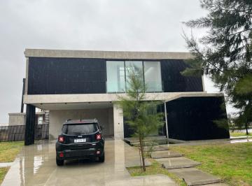 Casa · 243m² · 4 Ambientes · 2 Cocheras · Exclusiva Casa a La Laguna, con Diseño Unico, y Vistas Increibles
