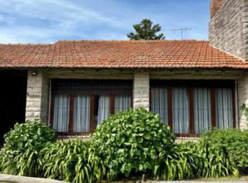 Casa · 110m² · 2 Dormitorios · 3 Cocheras · Chalet de Estilo Tres Ambientes con Dependencia
