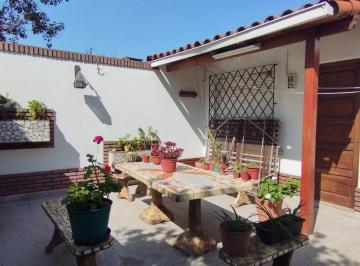 Casa · 181m² · 3 Ambientes · Casa en Ramos Mejia, Jardín, Patio, Lote, Quincho, Centro, Permuta