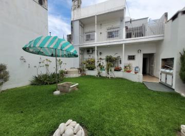 Casa · 240m² · 8 Ambientes · 2 Cocheras · Venta | Permuta - Casa con Local Comercial, con Cochera en Barrio España y Hospitales. Apto Crédito.