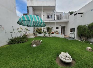 Casa · 240m² · 8 Ambientes · 2 Cocheras · Venta | Permuta - Casa con Local Comercial, con Cochera en Barrio España y Hospitales. Apto Crédito.