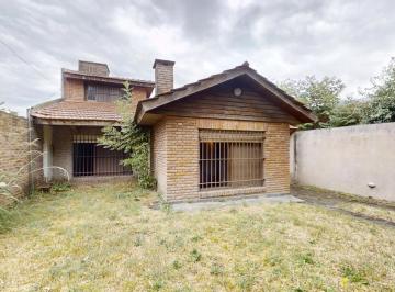 Casa · 200m² · 5 Ambientes · 2 Cocheras · Casa en Venta de 5 Ambientes en El Talar con Jardín
