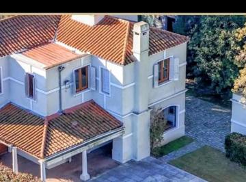 Casa · 232m² · 5 Ambientes · 4 Cocheras · Casa en Venta en Highland Park C C Pileta