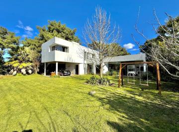 Casa · 150m² · 5 Ambientes · 2 Cocheras · Retasada! Casa Sobre 2 Lotes. Unica!
