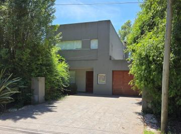 Casa · 250m² · 3 Dormitorios · 2 Cocheras · Moderna Casa con Pileta Sobre 2 Terrenos en Los Acantilados