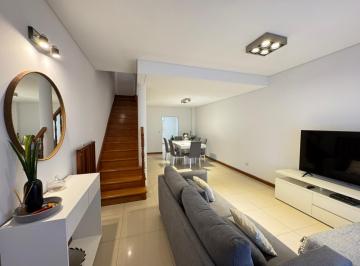 Casa · 135m² · 5 Ambientes · 1 Cochera · Triplex de 5 Ambientes con Patio y Cochera. Excelente Estado.