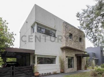 Casa · 159m² · 4 Ambientes · 2 Cocheras · Venta Casa de 4 Ambientes Club de Campo El Lauquen