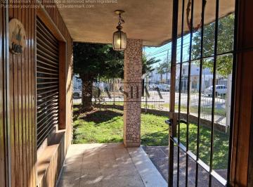 Casa · 322m² · 4 Ambientes · 3 Cocheras · Excelente Casa en Esquina en Merlo!