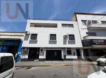 Casa · 260m² · 8 Ambientes · Venta de Triplex Reciclado con Jardin en Terraza