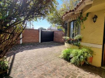 Casa · 226m² · 4 Ambientes · 2 Cocheras · Venta Casa Quilmes 4 Ambientes /garagge