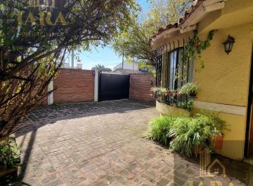 Casa · 226m² · 4 Ambientes · 2 Cocheras · Venta Casa Quilmes 4 Ambientes /garagge
