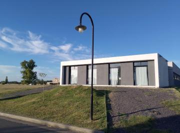 Casa · 180m² · 4 Ambientes · 1 Cochera · Casa en Area 60