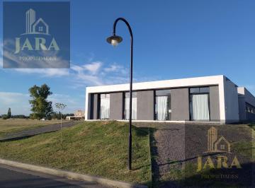 Casa · 180m² · 4 Ambientes · 1 Cochera · Casa en Area 60