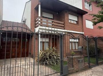 Casa · 196m² · 4 Ambientes · 2 Cocheras · Casa Cuatro Ambientes con Quincho en Impecable Estado