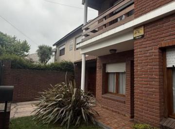 Casa · 196m² · 4 Ambientes · 2 Cocheras · Casa Cuatro Ambientes con Quincho en Impecable Estado
