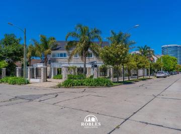 Casa · 450m² · 6 Ambientes · 2 Cocheras · Moderna Residencia, Sobre Importante Esquina en Zona Exclusiva. Tour Virtual.