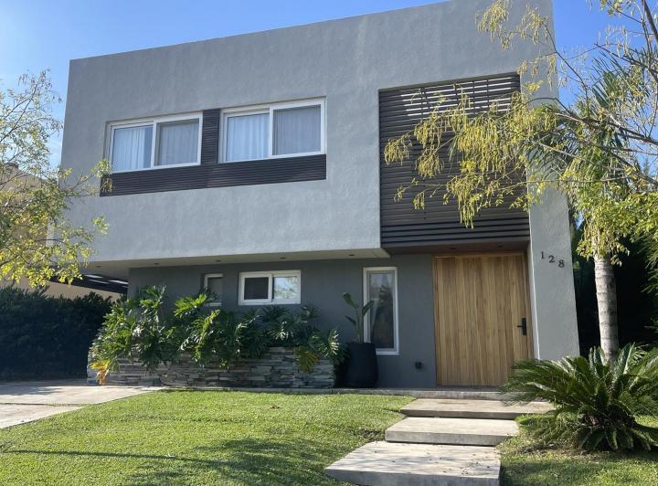 Casa · 260m² · 6 Ambientes · 2 Cocheras