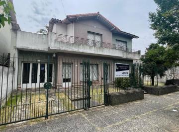Casa · 180m² · 7 Ambientes · 3 Cocheras · Venta de Casa con Lote Para Emprendimiento de 749.35 m² Centro Ituzaingó