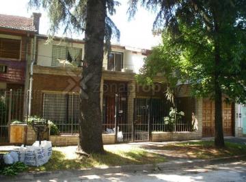 Casa · 200m² · 5 Ambientes · 1 Cochera · Chalet 200 m², 4 Dorm., Jardín, Cochera. Olivos.