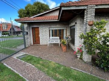 Casa · 221m² · 5 Ambientes · 1 Cochera · Dos Casas en Block Barrio Constitucion. Apta Credito