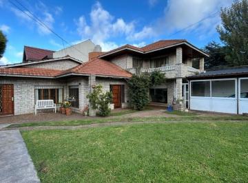 Casa · 221m² · 5 Ambientes · 1 Cochera · Dos Casas en Block Barrio Constitucion. Apta Credito