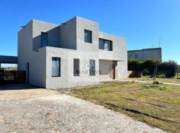 Casa · 250m² · 5 Ambientes · 4 Cocheras · Casa con Pileta en San Sebastian