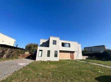 Casa · 250m² · 5 Ambientes · 4 Cocheras · Casa con Pileta en San Sebastian. Apta Credito!