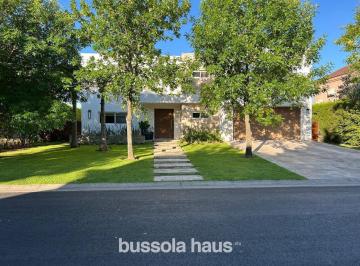 Casa · 400m² · 5 Ambientes · 4 Cocheras · Casa en Venta a La Laguna en Castores Nordelta