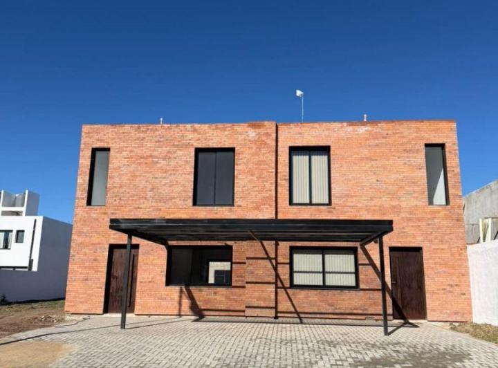 Casa · 90m² · 4 Ambientes · 1 Cochera