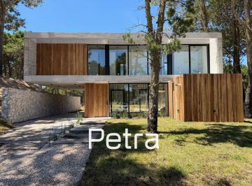 Casa · 700m² · 4 Ambientes · 1 Cochera · Casa en Venta en Pinamar. Barrio Pioneros