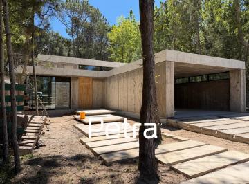 Casa · 221m² · 4 Ambientes · 1 Cochera · Casa en Venta en Villarobles con Cochera Cubierta