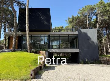 Casa · 297m² · 7 Ambientes · 3 Cocheras · Casa en Venta en Villarrobles. Barrio Brisas