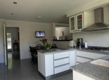 Casa · 225m² · 5 Ambientes · 1 Cochera · Chalet 5 Amb con Parque y Quincho - Lote 10x33 - Zona Stella Maris