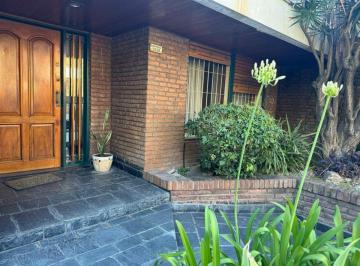 Casa de 5 ambientes, Villa Devoto · Casa en Venta en Villa Devoto – Sólida Construcción, Excelente Ubicación y Amplios Espacios.