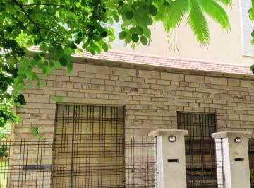 Casa de 4 ambientes, Hurlingham · Venta Chalet de 2 Plantas en Hurlingham
