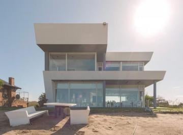 Casa · 552m² · 9 Ambientes · 2 Cocheras · Cod 632 Categoría / Alquiler y Venta Sobre Línea del Mar