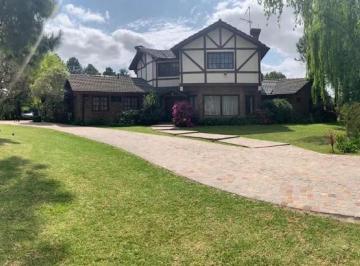 Casa · 1500m² · Chalet Clasico en Alquiler Anual