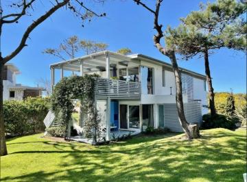 Casa · 300m² · 6 Ambientes · Cod 102 Categoria / Alquiler y Venta - Sobre Línea del Mar