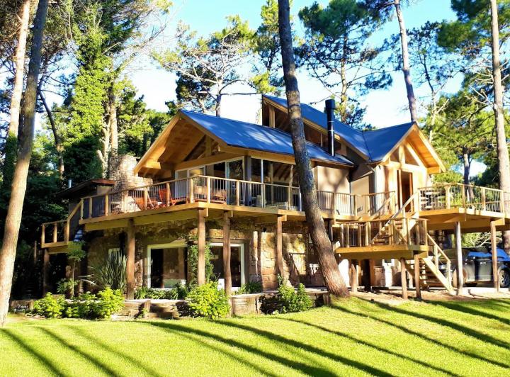 Casa · 260m² · 6 Ambientes · 1 Cochera