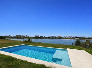 Casa · 152m² · 4 Ambientes · 4 Cocheras · Casa a La Laguna con Pileta en San Sebastian Pilar