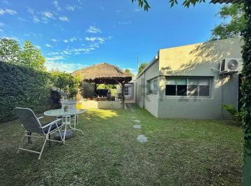 Casa · 85m² · 3 Ambientes · 3 Cocheras · Casa en Venta en Villa Elisa 428 E/ 135 y 136