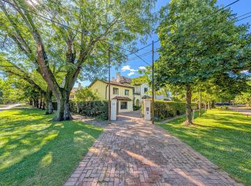 Casa · 450m² · 10 Ambientes · 2 Cocheras · Bv. Argentino Esquina Carcano