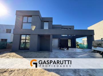 Casa · 220m² · 4 Ambientes · 3 Cocheras · Casa en Venta en El Cantón con Vista Directa Al Golf