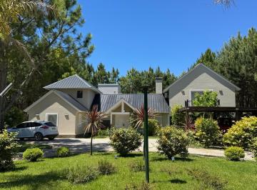 Casa · 300m² · 5 Ambientes · 1 Cochera · Pinamar, Venta de Casa en Barrio La Herradura con Seguridad Las 24 Hs